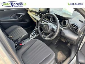 Toyota Yaris 1.5 HYBRID G Automatic, Reversing cam - Image 2