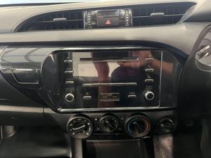 Toyota Hilux 2.4 D-4D Active 4WD Euro 6 Pickup Van - Image 4