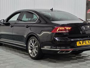 Volkswagen Passat DIESEL SALOON - Image 4