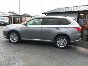 2018 Mitsubishi Outlander Petrol Hybrid - Image 3