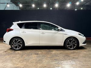 Toyota Auris 1.8 AUTOMATIC HYBRID - ALLOY WHEELS - - Image 3