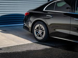 Mercedes-Benz E-Class E 220 D AMG LINE - Image 4