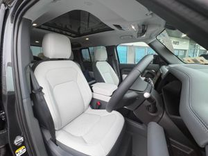 Land Rover Defender Dynamic SE / Glass Roof / Big - Image 3