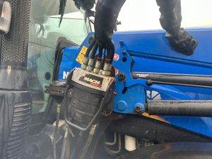 2015 New Holland T6-165 with MX Loader - Image 2