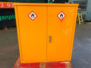 HAZARDOUS SUBSTANCE STORAGE CABINET.....308 - Image 4