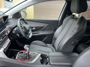 Peugeot 3008 2021, low mileage , white - Image 3