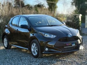 2025 Toyota Yaris Luna 1.5 petrol Hybrid Automatic - Image 2