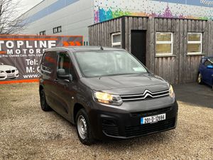 ==STUNNING VAN//BEAUTIFUL COLOUR//NEW DOE//3 SEATE - Image 4