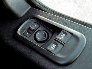 2022 Nissan Interstar Medium Roof Panel Van - Image 4