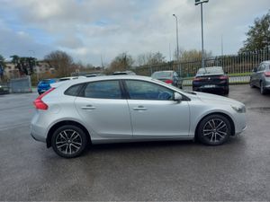 Volvo V40 D2 MOMENTUM ED 5DR - Image 4