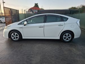 142 Toyota Prius  1.8 Hybrid  Automatic - Image 2