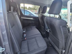 Toyota Hilux 2.4 D4D Invincible 4WD D/C 4DR - Image 4