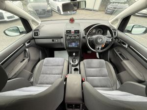 Volkswagen Touran ( 152 REG ) HIGHLINE EDITION 7 S - Image 3