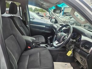 Toyota Hilux Double CAB SR5 4DR - Image 2