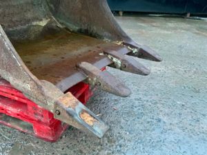 36" DIGGING BUCKET....80m PINS........91s. - Image 2