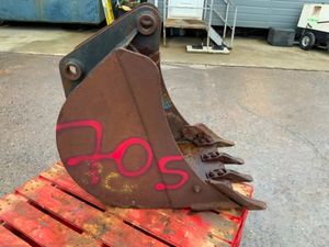 24" JCB 3CX BUCKET......45mm PINS........70s. - Image 4