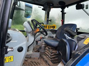 2019 New Holland T5-105 with Loader - Image 4