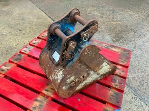 12" MINI DIGGER BUCKETS.......30mm.......173. - Image 2