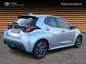 Toyota Yaris HYBRID LUNA SPORT // SMART ENTRY/SMAR - Image 2