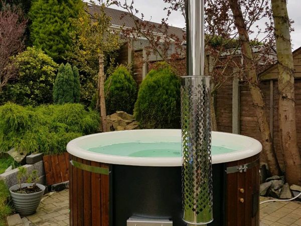 Hot tub  with integrated stove