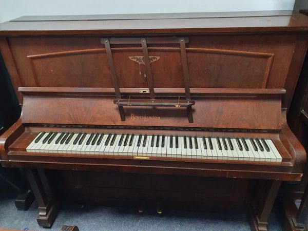 Selling second store hand piano