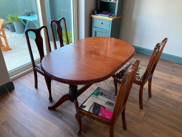 Extendable Mahogany Table with 4 chairs