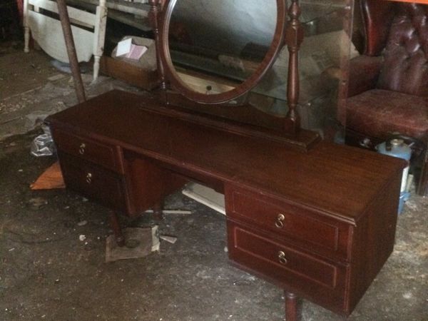 Done deal store dressing table