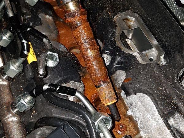 Seized injector and glow plug removal