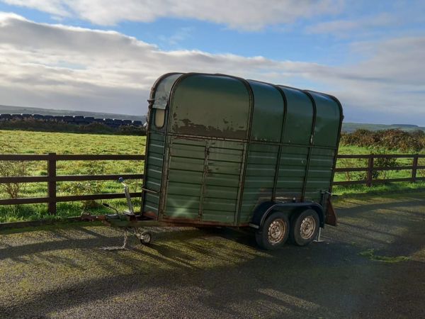 Vintage Horsebox with Coffee Hatches