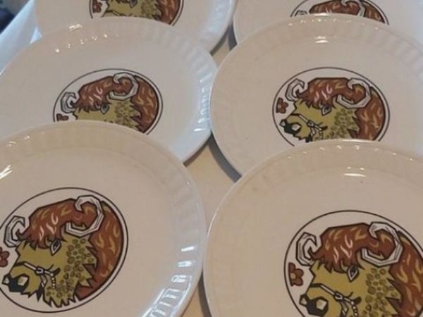 Rare Beefeater steak plates