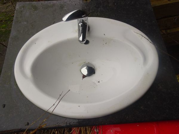 Oval washand basin with tap.