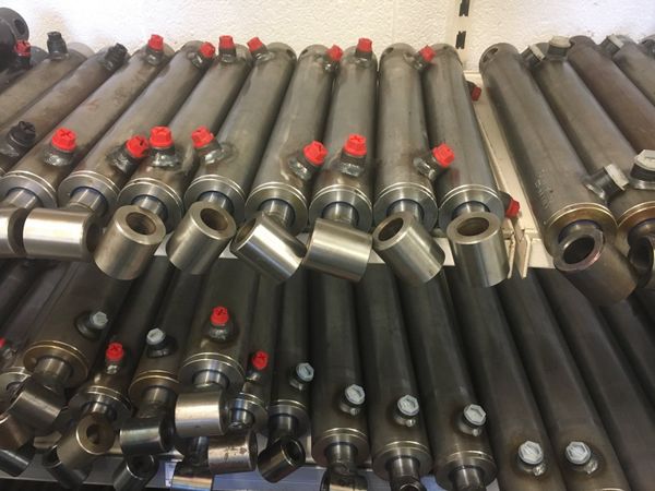 Hydraulic cylinders / Rams