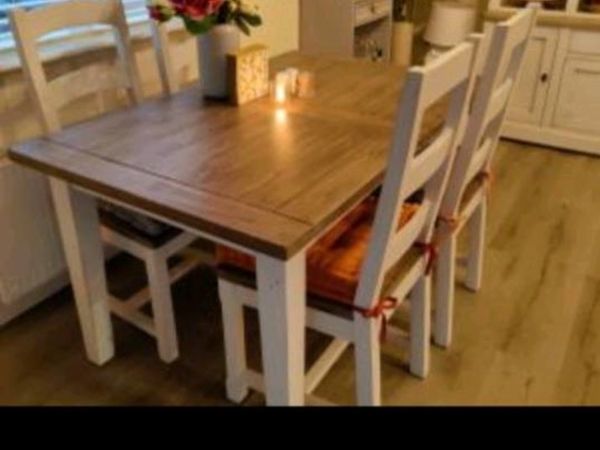 Kitchen table extendable plus 4 chairs