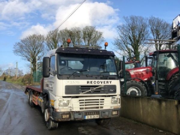 01 Volvo 310 FM7 sleeper cab 28ft body with Beave