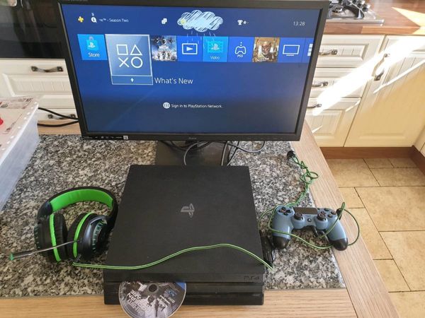 PS4 Pro 1Tb + Controllers +Games- No monitor