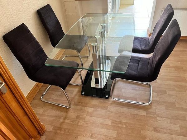 Dining table & 4 Chairs