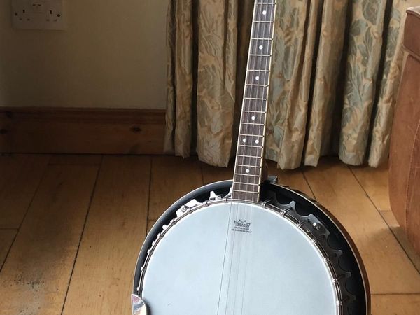 Banjo 4 string with hard case