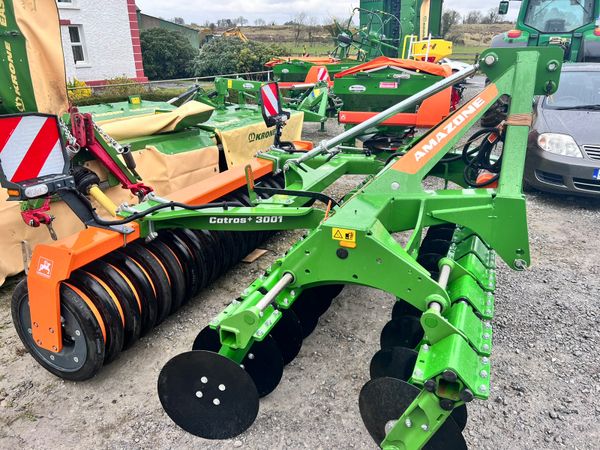 Amazone Catros 3001 with wedge ring roller
