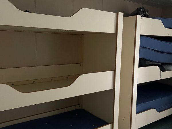 9 bed sleeper cabin