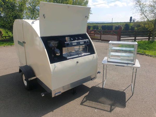Coffee trailer with machine