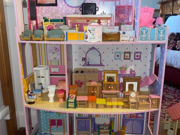 Doll house and dolls