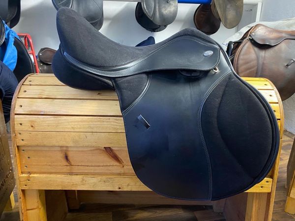Thorowgood T4 black saddle adjustable width