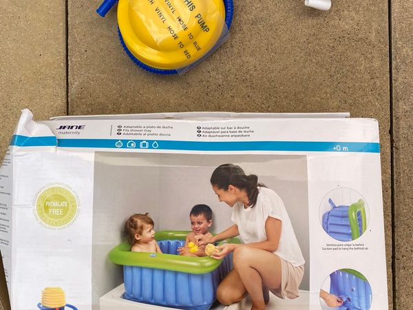 Baby bath inflatable for shower tray