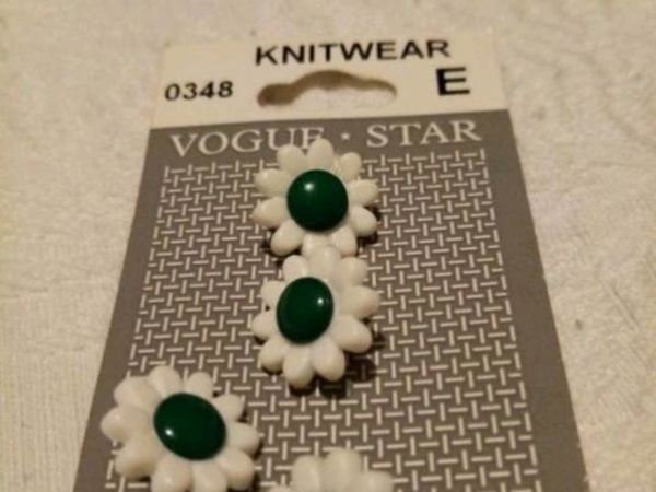 4 x White & Green Flower Buttons.