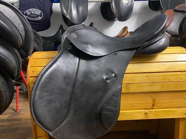 Kieffer black leather jumping saddle