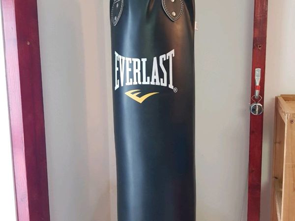 Punching bag - wall mount - UFC gloves