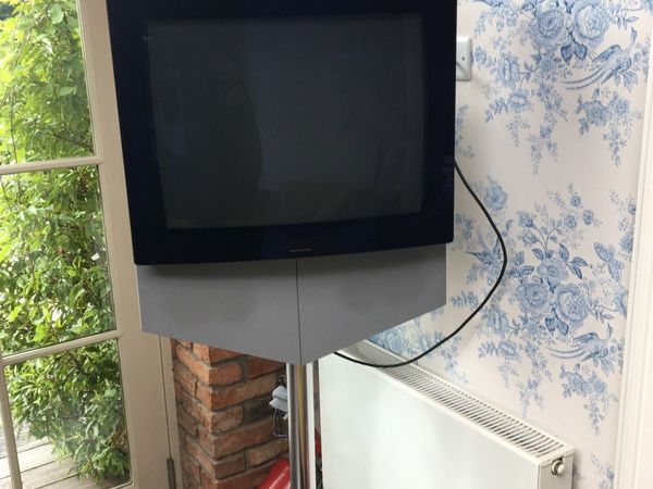 Bang and Olufsen Tv and stand