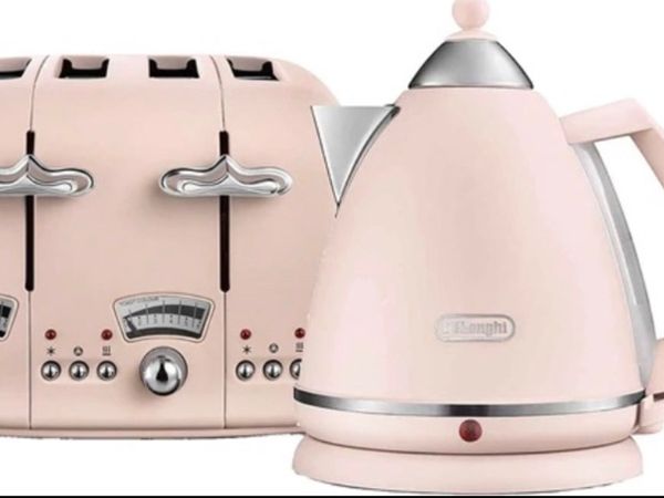 Delonghi Kettle and Toaster