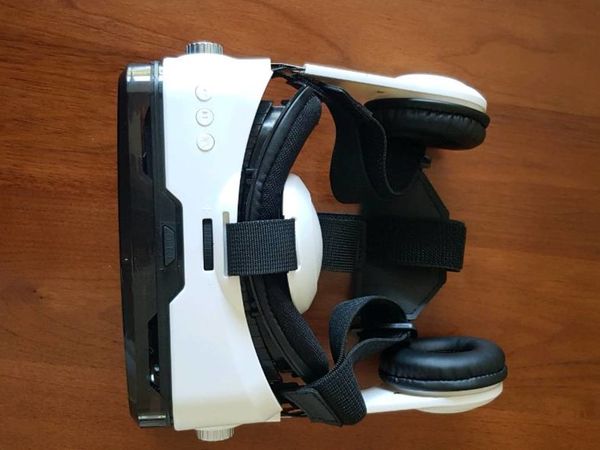 VR headset sharper image with earphones