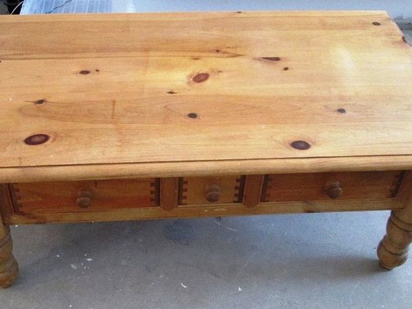 Coffee table with 3 drawers